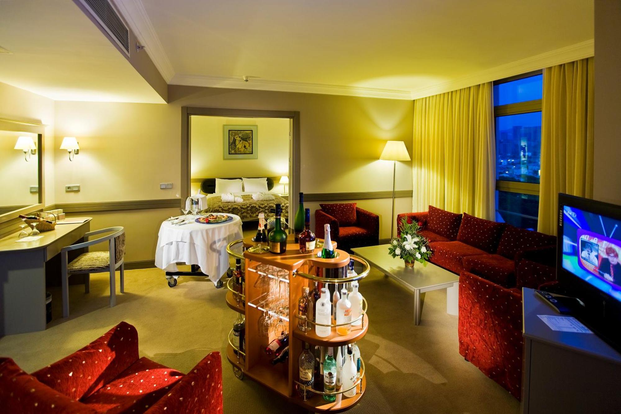 קוסדסי Fantasia Deluxe Hotel מראה חיצוני תמונה