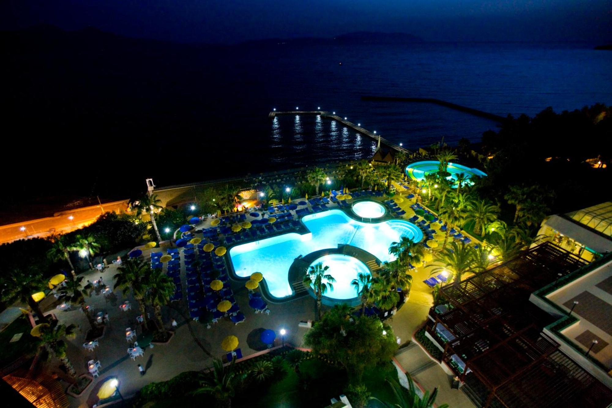 קוסדסי Fantasia Deluxe Hotel מראה חיצוני תמונה